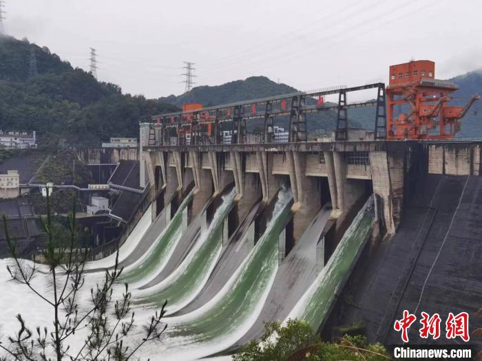：浙江新安江水庫開5孔泄洪牐泄洪